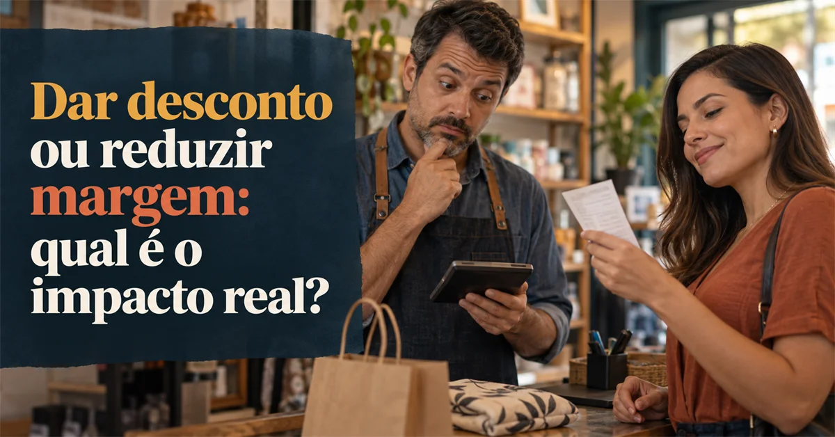 Dono de loja consulta um tablet enquanto confere o valor com a cliente, que segura o comprovante da compra no balcão